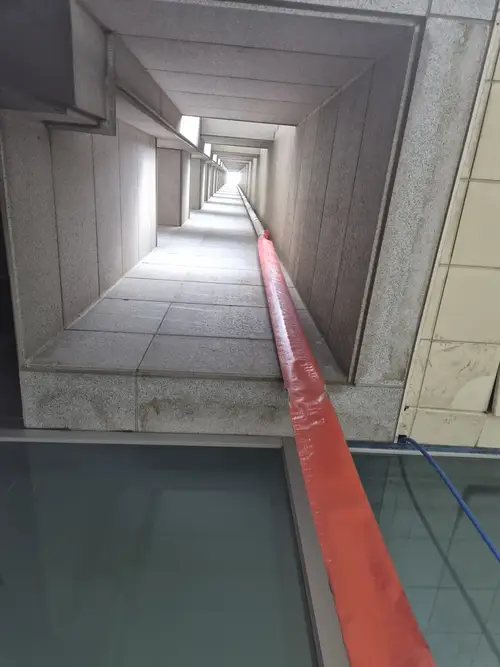 강남 상가건물 빗물받이 이음부 파손 시공 전